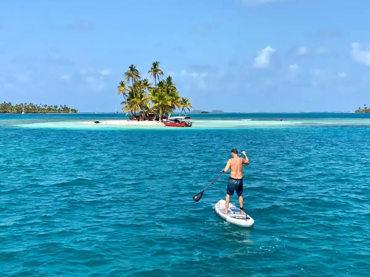 Isla virgen del archipiélago de San Blas vista desde el mar