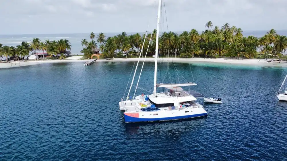 Catamarán de SanBlasOnBoard fondeado en aguas turquesas de San Blas