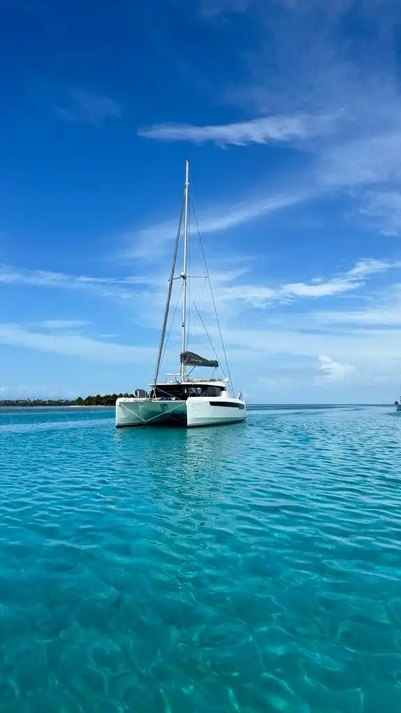 Embarcación de la flota SanBlasOnBoard en el archipiélago de San Blas