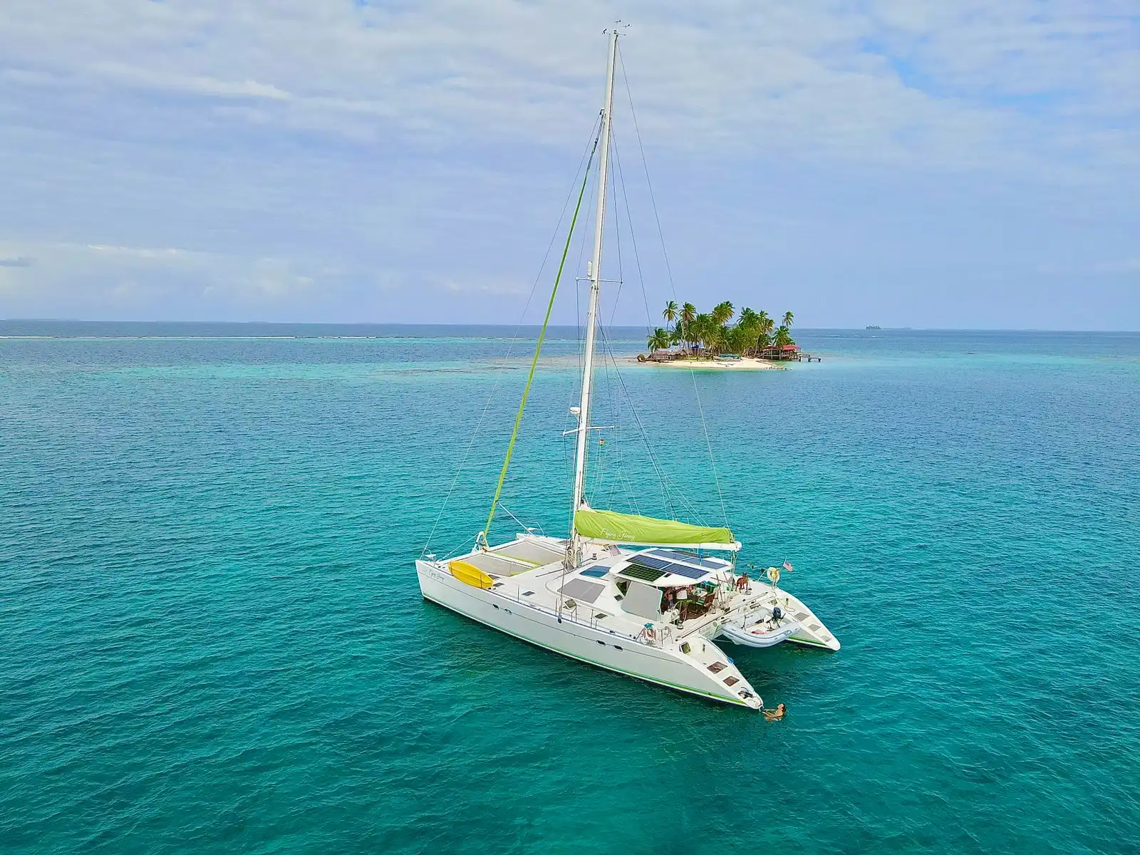 Velero de SanBlasOnBoard navegando entre islas de San Blas