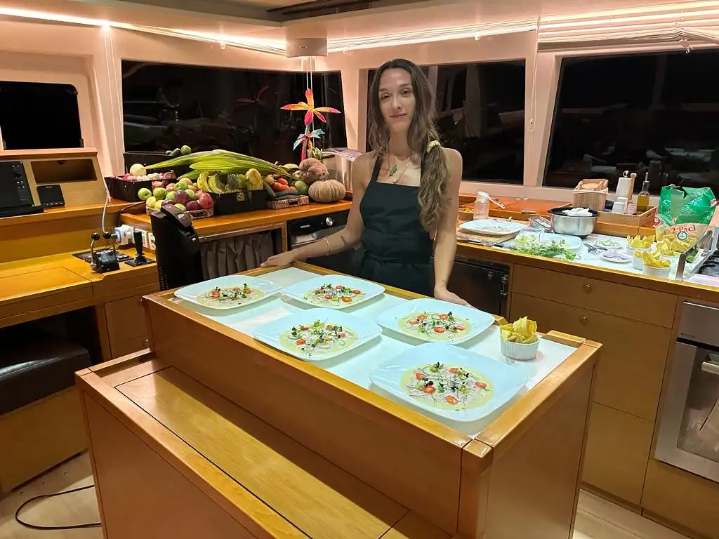 Tripulación de SanBlasOnBoard atendiendo a los pasajeros