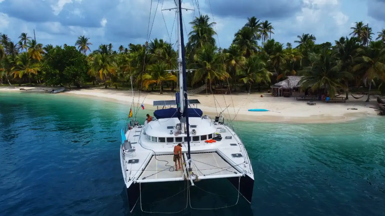 Catamarán de la flota SanBlasOnBoard anclado frente a una isla de San Blas