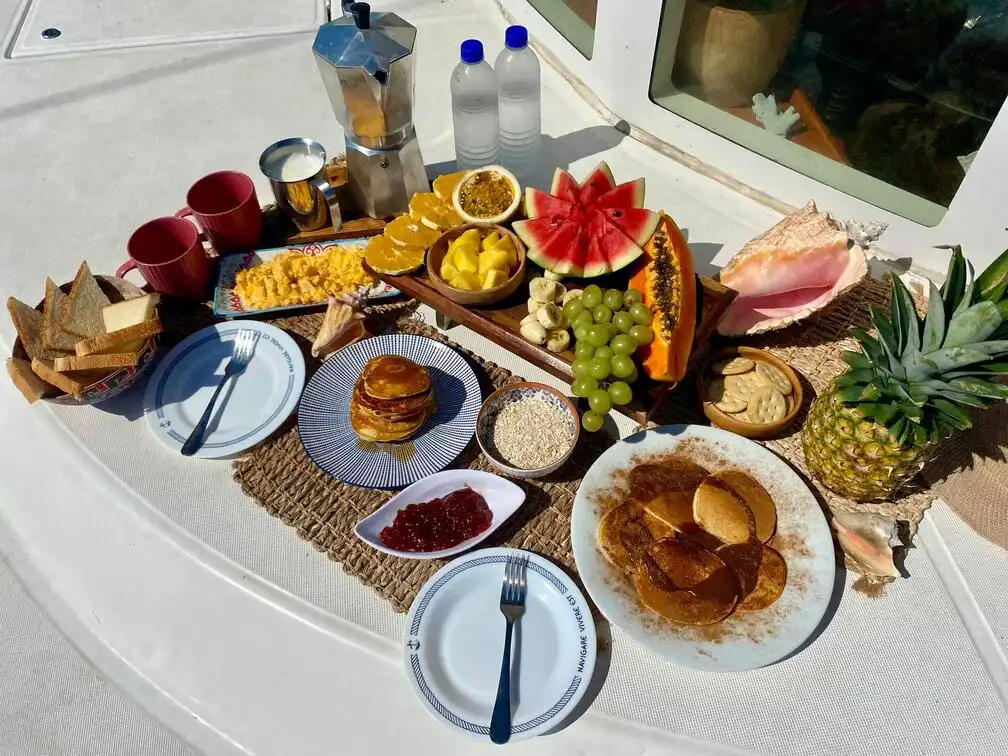 Comida a bordo del barco durante el charter en San Blas