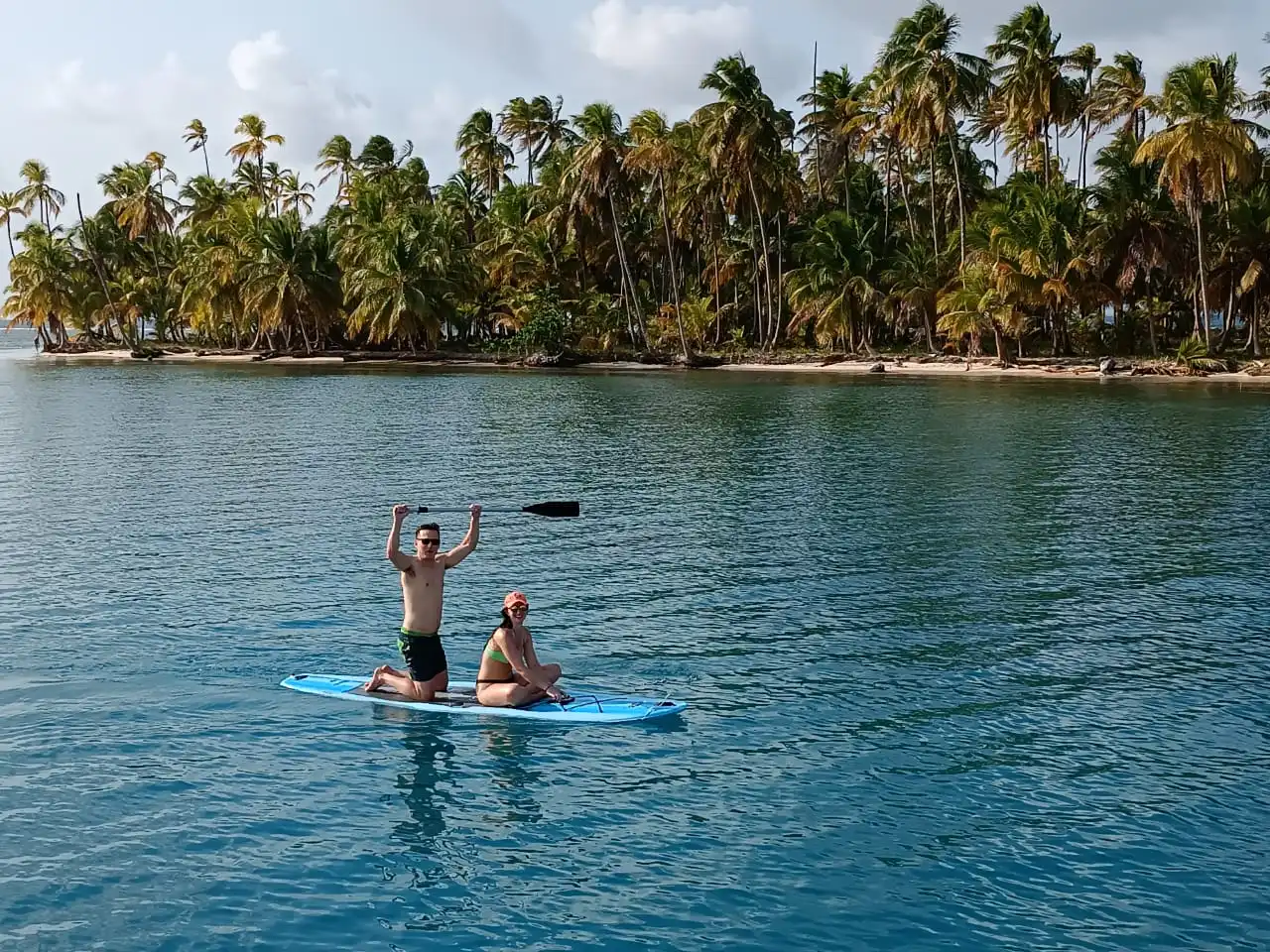 Vista aérea de un catamarán navegando en San Blas