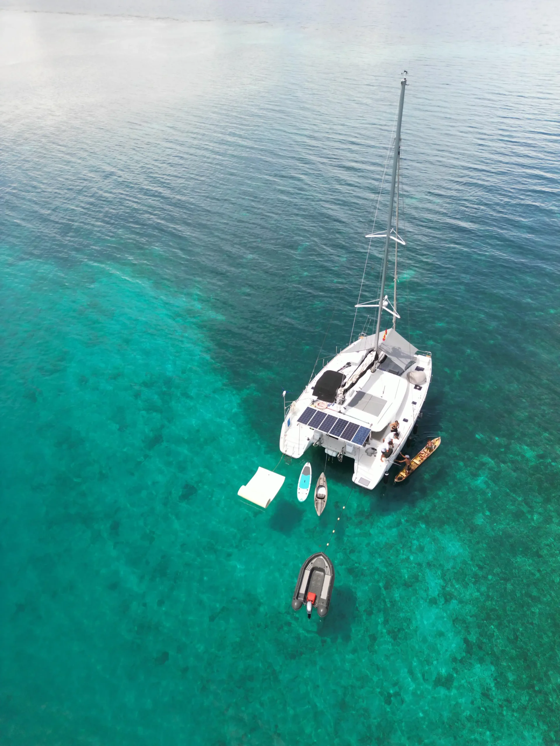 Velero de la flota SanBlasOnBoard navegando en las aguas de San Blas
