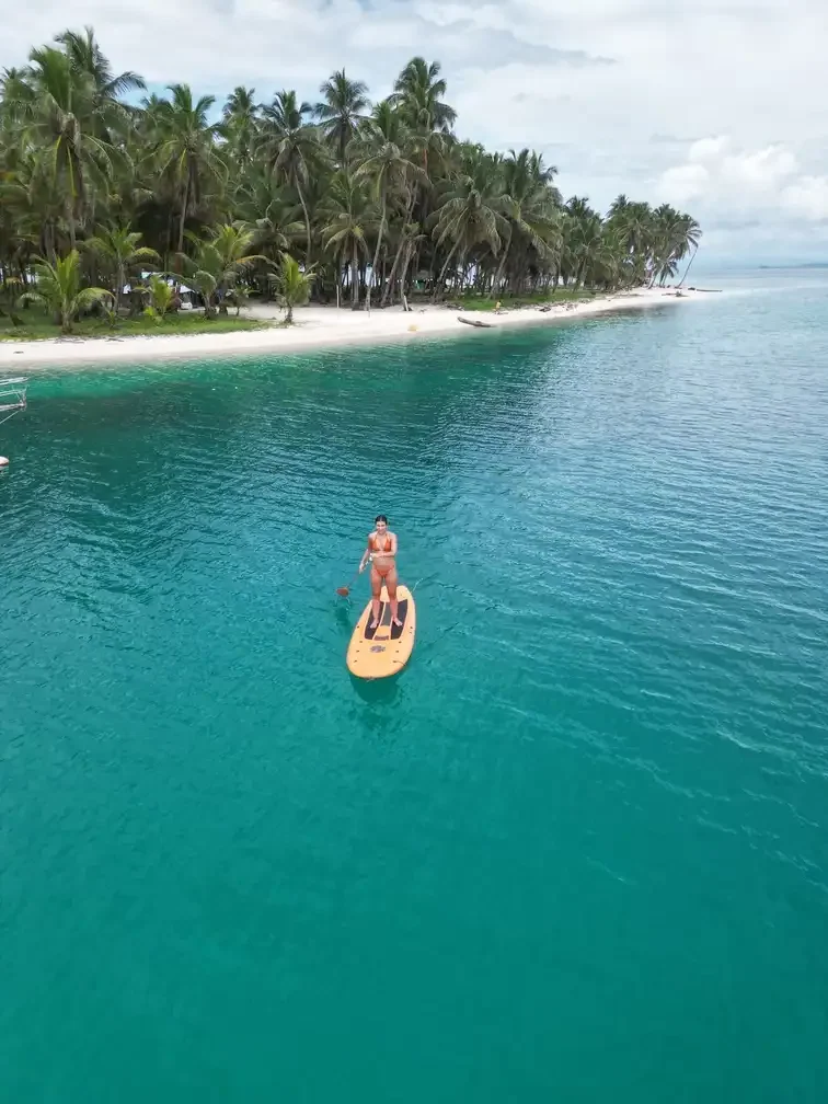Paddle board incluido en el alquiler de barco en las islas de San Blas