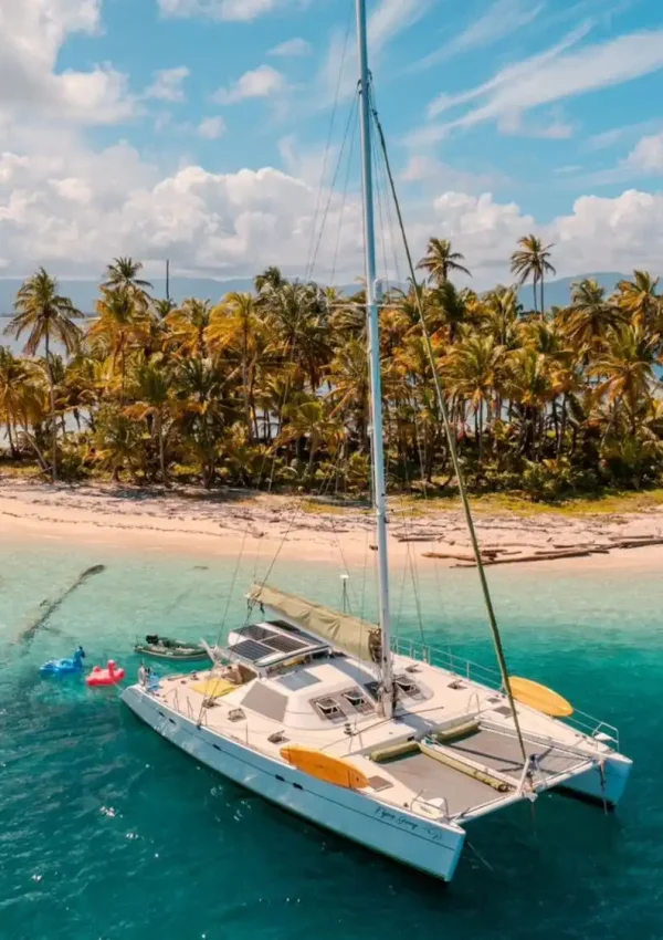 barco realizando el viaje al tour san blas 3 días
