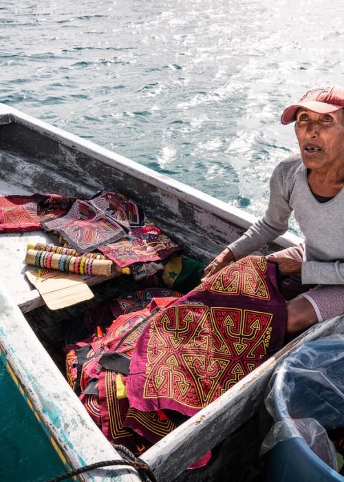 mola-boat-vendor
